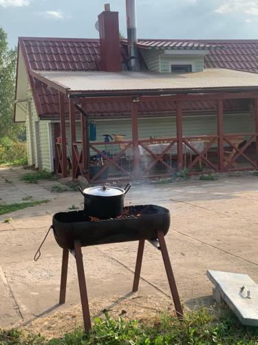 a pot sitting on top of a fire pit at Poilsis pas Lidyja 