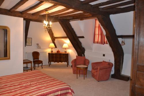 聖茹昂代蓋雷特的住宿－Les Trauchandieres de Saint Malo，卧室配有一张床和一张桌子及椅子