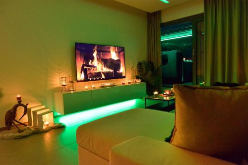 Una televisión o centro de entretenimiento en SuiteDreams-Jungle Suite - Liège