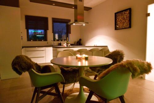 a dining room with a table and chairs and a kitchen at SuiteDreams-Jungle Suite - Liège in Liège