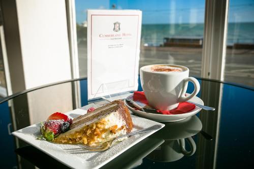 talerz z kawałkiem ciasta i filiżanką kawy w obiekcie The Cumberland Hotel w mieście Eastbourne