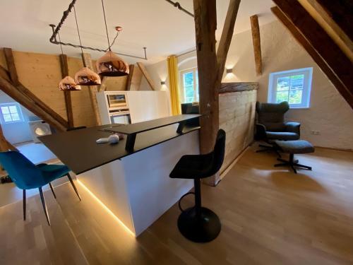 eine Küche mit einer Theke und Stühlen in einem Zimmer in der Unterkunft Design-Loft Appartement in Berchtesgaden