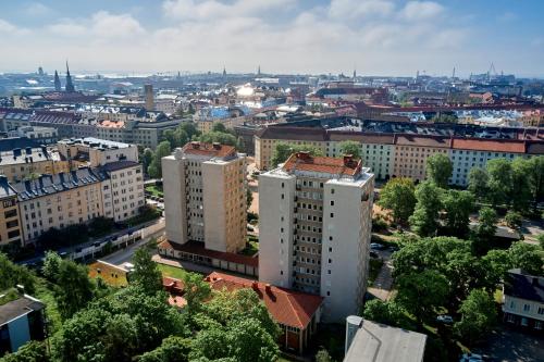 eine Luftansicht einer Stadt mit hohen Gebäuden in der Unterkunft Töölö Towers in Helsinki