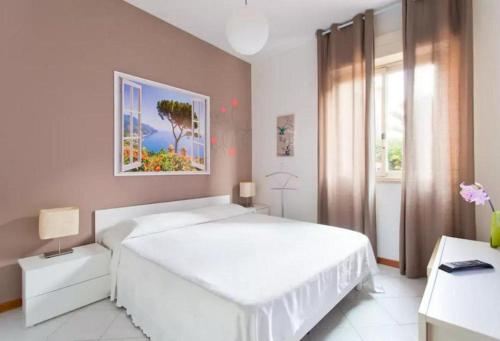 - une chambre blanche avec un grand lit et une fenêtre dans l'établissement Nest Apollo, à Mondello