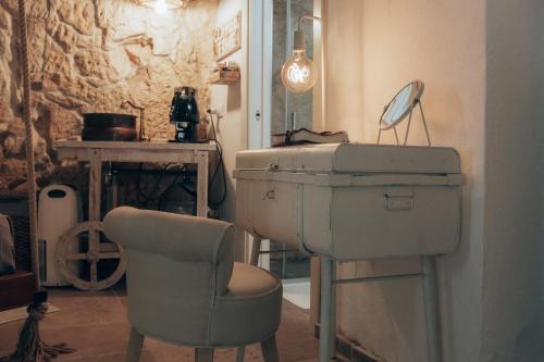 a chair and a sewing machine in a room at Grotta Carlotta in Ostuni