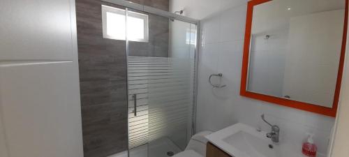 a bathroom with a shower and a toilet and a sink at Departamentos Lipangue in Algarrobo