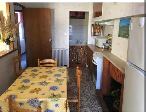 Il comprend une cuisine avec une table et une cuisine avec une table. dans l'établissement Grand Appartement 6 pers,lumineux,avec terrasse Sud de France, à Tuchan