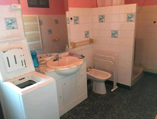 La salle de bains est pourvue d'un lavabo et de toilettes. dans l'établissement Grand Appartement 6 pers,lumineux,avec terrasse Sud de France, à Tuchan