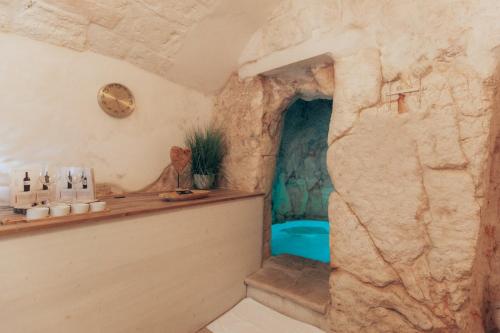Cette chambre est située dans une grotte dotée d'un mur en pierre. dans l'établissement Grotta Carlotta, à Ostuni