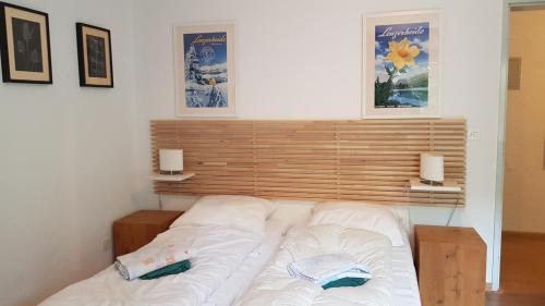 1 cama con cabecero de madera en una habitación en Palousa (352 Br), en Valbella
