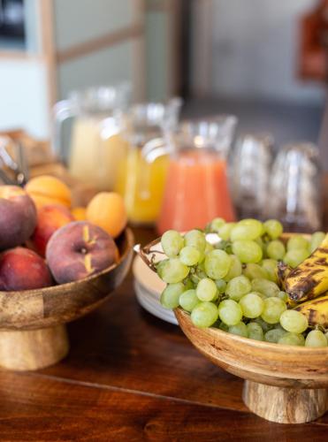 two bowls of fruit on a wooden table at JOST Hôtel Bordeaux Centre Gare Saint Jean in Bordeaux