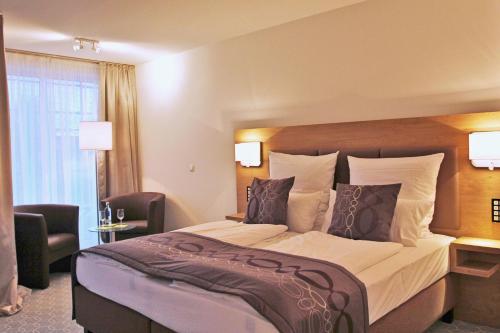 Un pat sau paturi într-o cameră la Hotel Landgasthof Gemmer