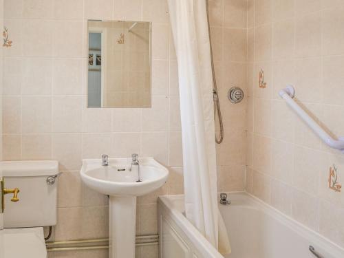 ein Badezimmer mit einem Waschbecken, einem WC und einer Badewanne in der Unterkunft Jennys in Stalham