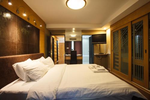 a bedroom with a large white bed in a room at 2B-Short-term rental allowed-2BRs Downtown Bangkok in Makkasan