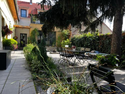 un patio con sillas y una mesa en Margaréta Garden & SPA en Eger