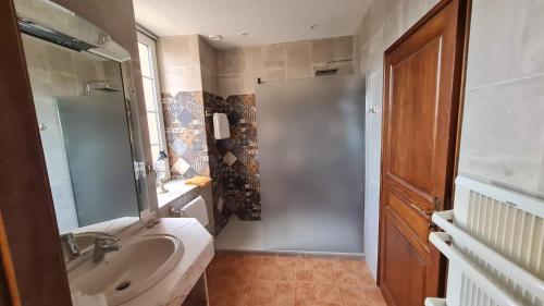 uma casa de banho com um lavatório e um chuveiro em La casa color em Lamagdelame