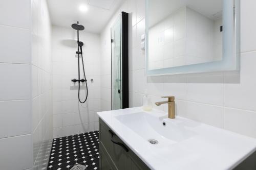 bagno bianco con lavandino e doccia di Central Rosi Art Deco Apartment with parking a Tallinn