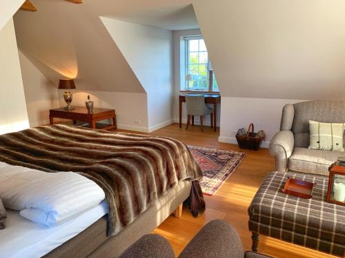 1 dormitorio con 1 cama, 1 sofá y 1 silla en Private island - Vejrø Resort - Transport included from Kragenæs Harbor en Vejrø