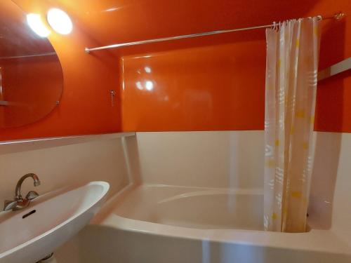 une salle de bain avec une baignoire et un lavabo dans l'établissement Studio cosy pour 3, au pied des pistes et proche commerces, au cœur des Arcs 1800. - FR-1-411-112, à Arc 1800