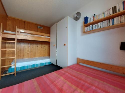 Giường trong phòng chung tại Appartement Les Arcs 1800, 2 pièces, 5 personnes - FR-1-411-98