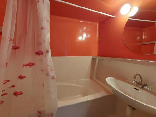 ein Badezimmer mit einer Badewanne, einem Waschbecken und einem Duschvorhang in der Unterkunft Appartement Les Arcs 1800, 2 pièces, 5 personnes - FR-1-411-98 in Arc 1800