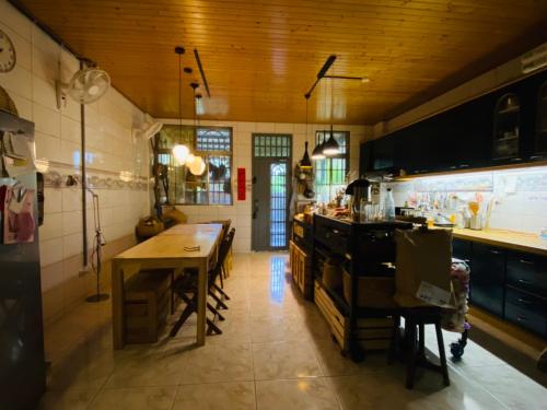 een keuken met een tafel en een eetkamer bij Luye Jamie's Guesthouse in Luye