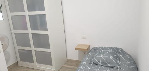 Habitación blanca con cama y armario en Alexa suite, en Las Palmas de Gran Canaria