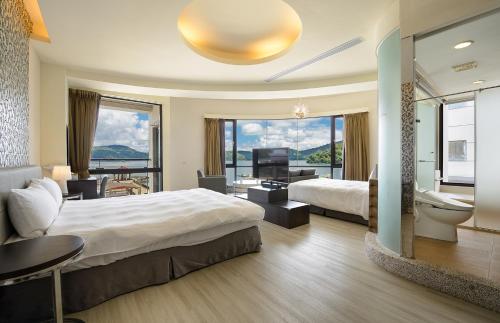 Cette chambre comprend deux lits et une salle de bains. dans l'établissement Hu Yue Lakeview Hotel, à Yuchi