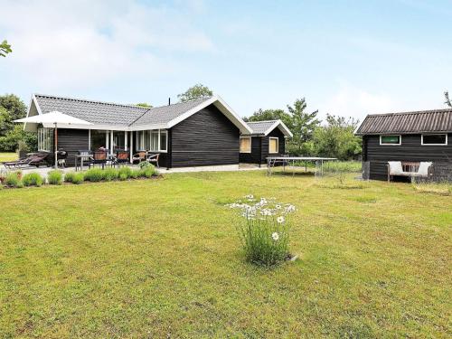 una casa con un patio con una casa en 6 person holiday home in Karreb ksminde, en Karrebæksminde