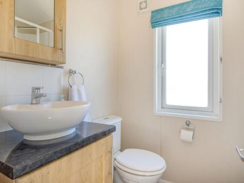 A bathroom at The Lodge At Newmeads Farm