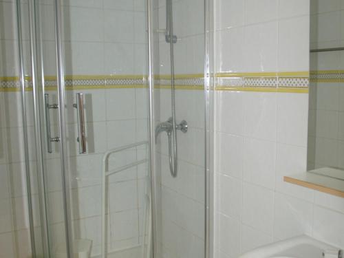 une salle de bain avec douche et lavabo dans l'établissement Appartement 2 pièces au pied des pistes avec balcon et casier à skis - FR-1-557-101, à Les Adrets