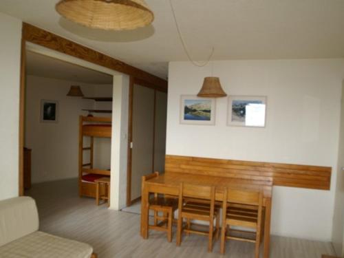 une salle à manger avec une table et des chaises dans l'établissement Appartement 3 pièces au pied des pistes avec balcon et équipements modernes - FR-1-557-103, à Les Adrets
