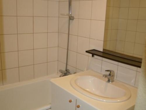 une salle de bain avec un lavabo et une baignoire dans l'établissement Appartement 3 pièces au pied des pistes avec balcon et équipements modernes - FR-1-557-103, à Les Adrets