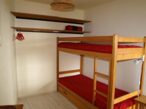 une chambre avec deux lits superposés dans une pièce dans l'établissement Appartement 3 pièces au pied des pistes avec balcon et équipements modernes - FR-1-557-103, à Les Adrets