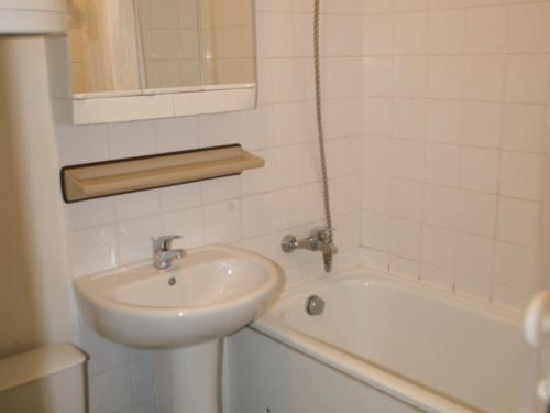 une salle de bain avec un lavabo et une baignoire dans l'établissement 2 pièces au pied des pistes avec balcon et cuisine équipée - FR-1-557-110, à Les Adrets