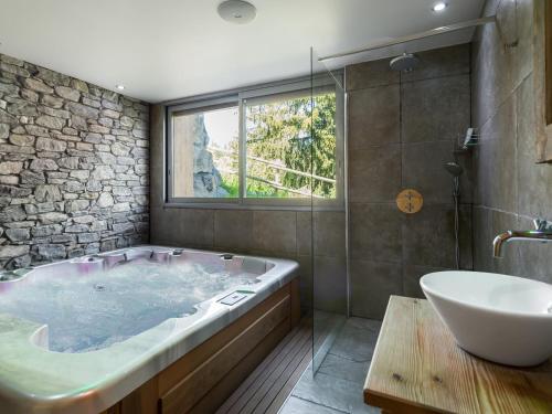 O baie la Chalet luxueux à Courchevel avec espace bien-être, parfait pour familles et amis - FR-1-562-20