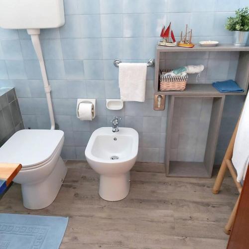 een badkamer met een toilet en een bidet bij One bedroom apartement at Marina di Ravenna 400 m away from the beach with enclosed garden and wifi in Marina di Ravenna