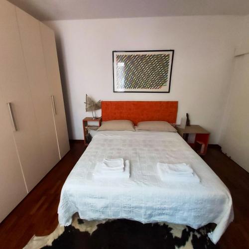 sypialnia z dużym łóżkiem z dwoma ręcznikami w obiekcie One bedroom apartement at Marina di Ravenna 400 m away from the beach with enclosed garden and wifi w mieście Marina di Ravenna
