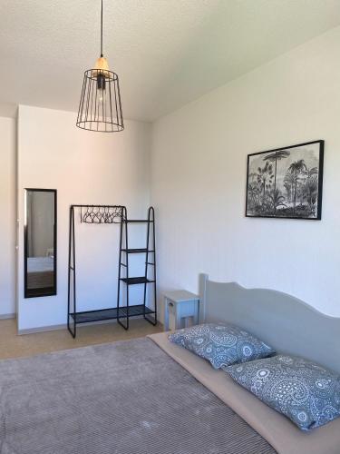 une chambre avec un lit et une échelle dedans dans l'établissement Les Demeures du Ventoux, à Aubignan