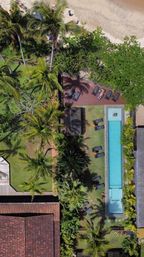 an overhead view of a resort with a pool and palm trees at Pousada TeMoana in Ubatuba