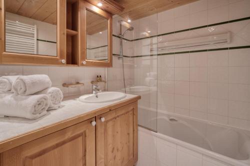 ein Badezimmer mit einem Waschbecken, einer Dusche und einer Badewanne in der Unterkunft Appartement Ecrin 214 in Tignes