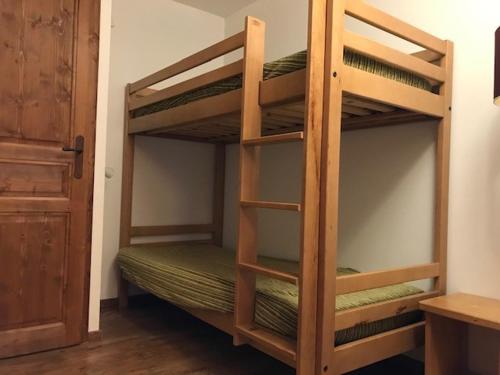 une chambre avec deux lits superposés dans l'établissement Appartement à Brides-les-Bains, 3 pièces, 8 pers, 56 m², balcon, parking, Wi-Fi inclus - FR-1-512-251, à Brides-les-Bains