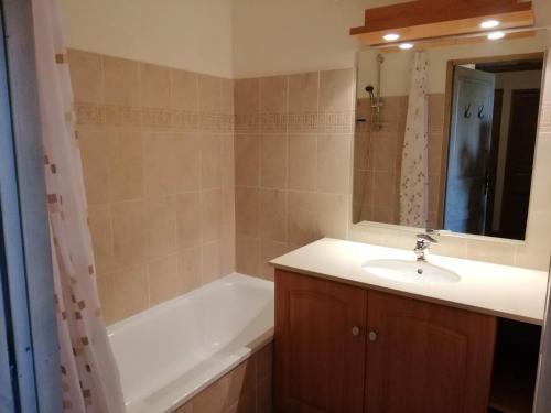 a bathroom with a sink and a bath tub at Pied des pistes, balcon, 6 pers, parking, animaux admis - FR-1-557-121 in Les Adrets