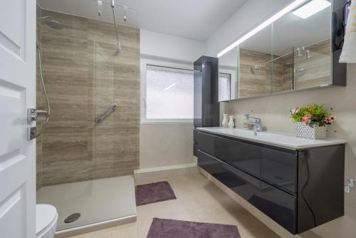 a bathroom with a black sink and a shower at up to 3 private rooms with 2 bathrooms in Hannover