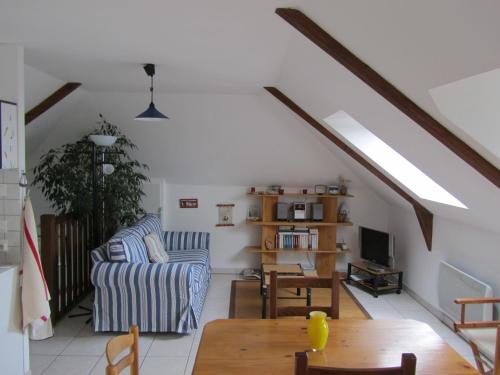 sala de estar con sofá y mesa en Appartements Cancale, en Cancale