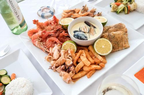 ホテルの敷地内または近くでの食事または食べ物