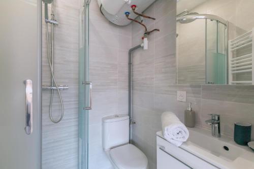 une salle de bain avec une douche, des toilettes et un lavabo dans l'établissement Esprit Tropical, à Gentilly