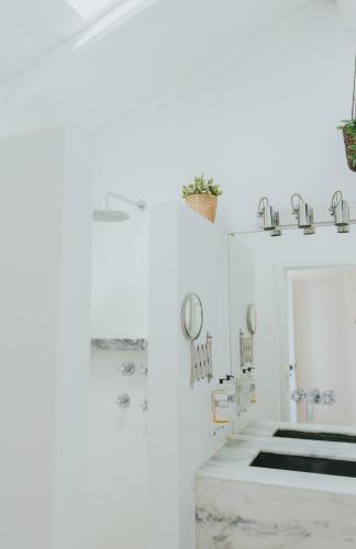 a white kitchen with a sink and a mirror at Senhora do Cabo Meco Homy Holidays in Sesimbra