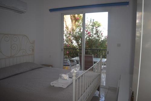 Postel nebo postele na pokoji v ubytování One Bedroom Apartment, Molos Complex - By IMH Travel & Tours