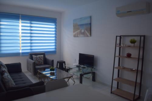 Una televisión o centro de entretenimiento en One Bedroom Apartment, Molos Complex - By IMH Travel & Tours